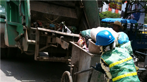 Vấn nạn xe chở rác hoạt động gây ảnh hưởng tới môi trường Hà Nội
